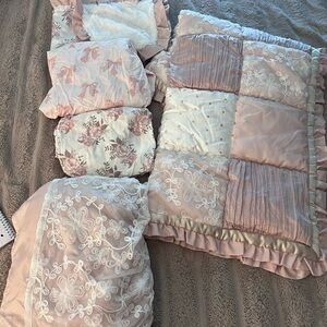 Elegant Floral Bedding Set in Pink and Cream